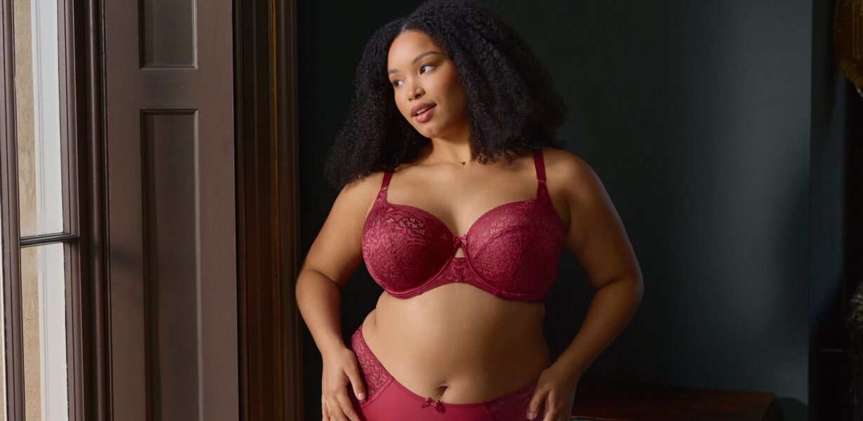 AW25_F_Sculptresse_Estel_FullCup_9685_DeepBrief_9682_CherryRed_L3